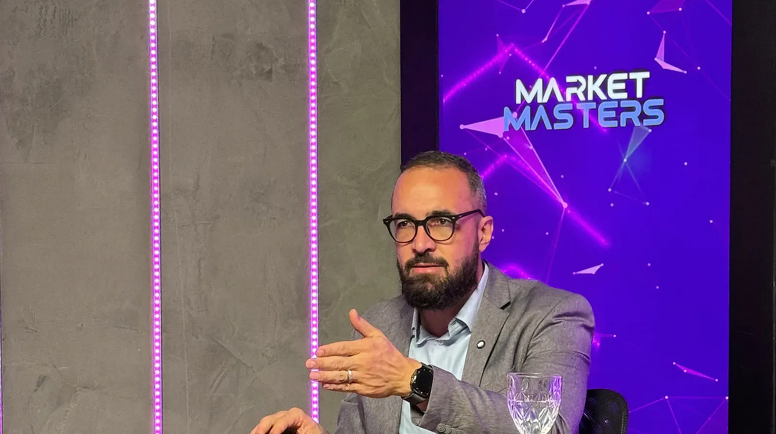 Evento presencial Market Masters, palco com apresentador