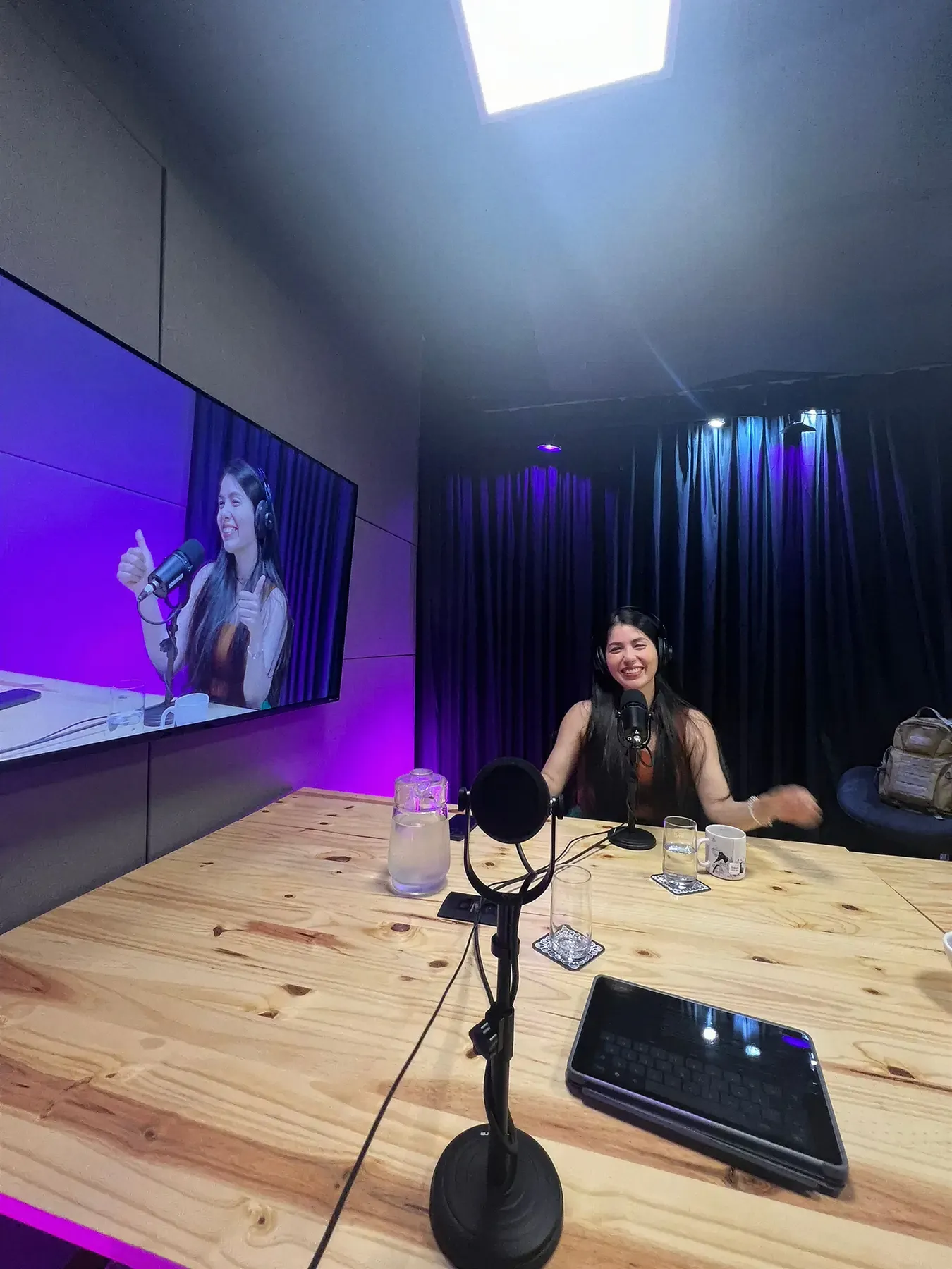Fernanda Face gravando no estúdio de podcast