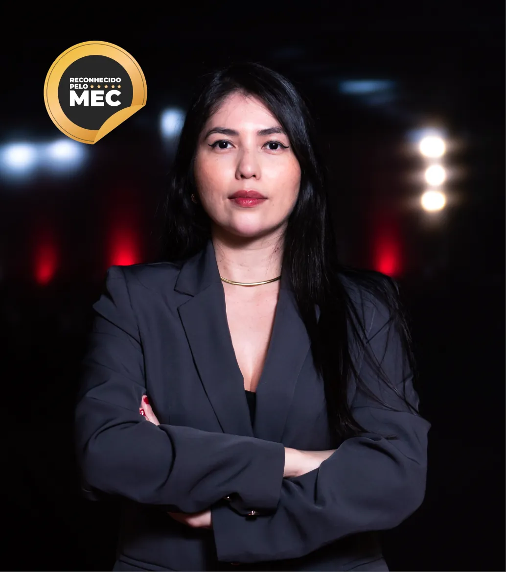 Fernanda Face de terno, com selo de diploma reconhecido pelo MEC